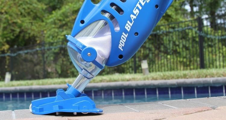 Im Akku-Poolsauger Test Check stellte sich der Pool Blaster als bestes Gerät für große Flächen heraus