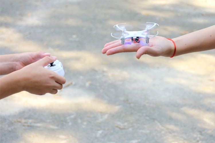 Mini-Spielzeug Drohnen sind oft auch für Einsteiger einfach zu handhaben