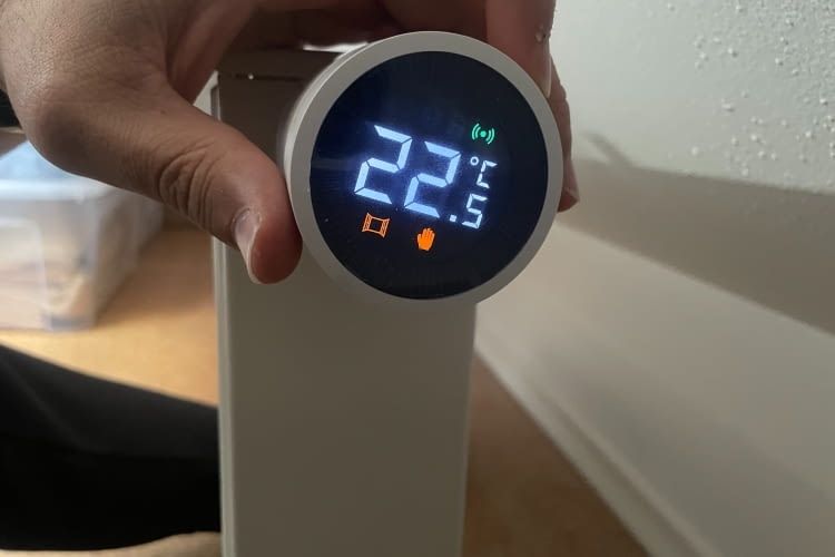 Das Display ist groß und gut lesbar, bei viel Sonnenschein kann es aber zu Problemen kommen. Zudem ist es immer nur aus einer Richtung lesbar