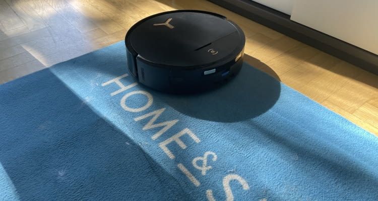 DEEBOT X9 PRO OMNI befreite unsere Teppich sowohl von kurzen als auch sehr langen Haaren