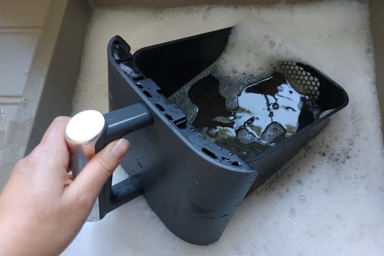 Statt wie hier per Hand lassen sich viele Garkörbe auch in der Spülmaschine reinigen