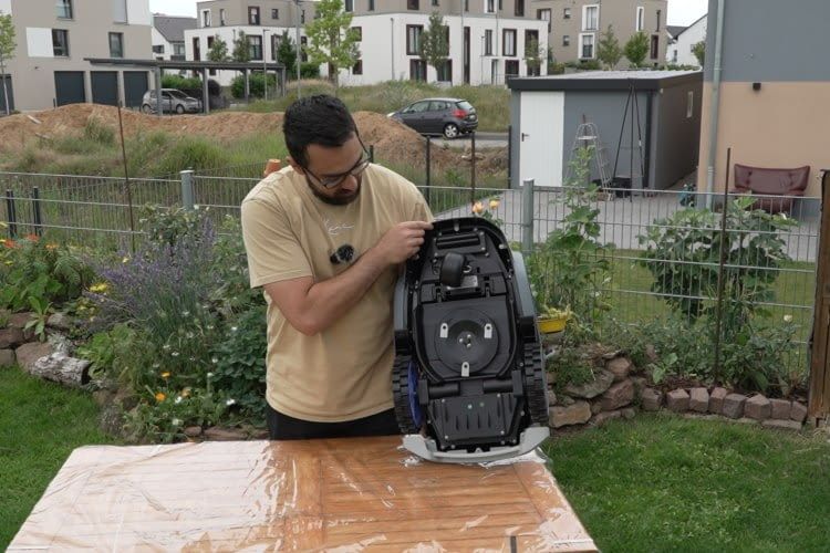Der Mähteller ist 19 Zentimeter breit und hat drei Klingen