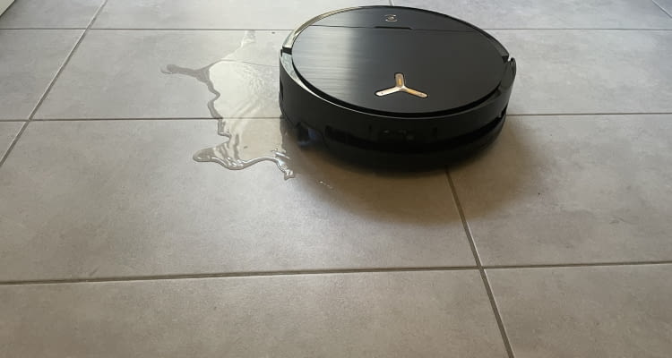 Der DEEBOT X9 PRO OMNI nahm auch verschütteten Tee sehr gut auf