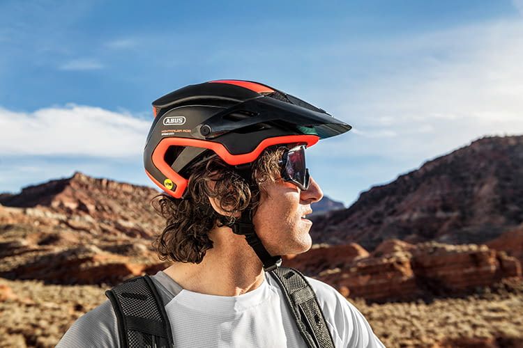 Mountainbiker benötigen oft Schutz vor Sonne, Matsch und Steinschlägen - dafür sind MTB-Helme oft mit Schilden ausgestattet