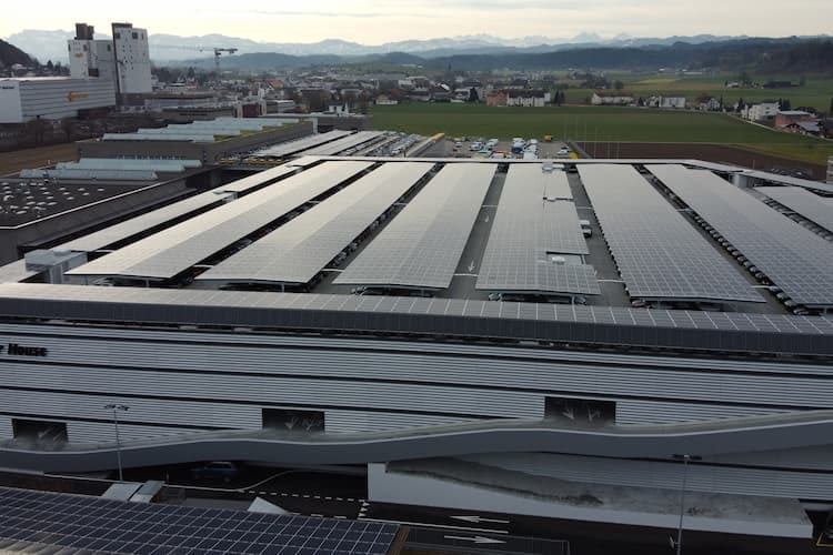 Dank Solarpaneelen von Megasol erzeugen Verbraucher grünen Ökostrom.