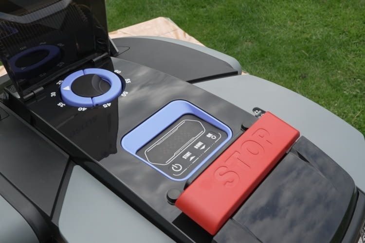 Die Mähhöhe lässt sich beim Sunseeker V3 nur am Mähroboter selbst einstellen