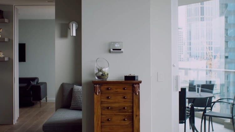 „Das Thermostat verfügt über einen transparenten Touchscreen und macht es so zum absoluten Hingucker“