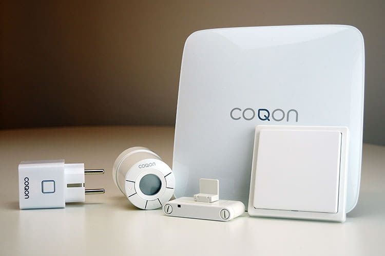 Smart Home Einstieg leicht gemacht: COQON Smart Home Zentrale (hi.), Funksteckdose, Thermostat, Fensterkontakt und Taster (v.l.n.r.)