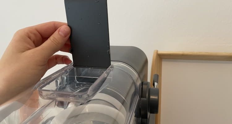 Der Einlass der Klamer Slushmaschine ist eine schlitzförmige Rampe