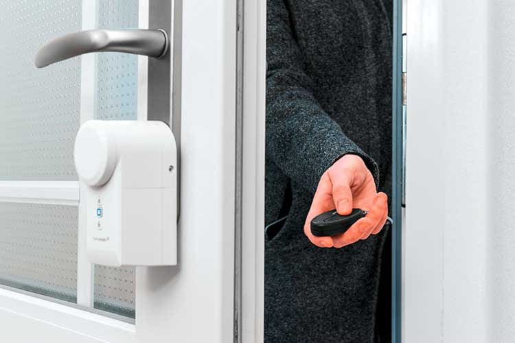 Das Homematic IP Türschloss lässt sich per Schlüsselbundfernbedienung, Smartphone App oder weiterhin mit dem Schlüssel bedienen