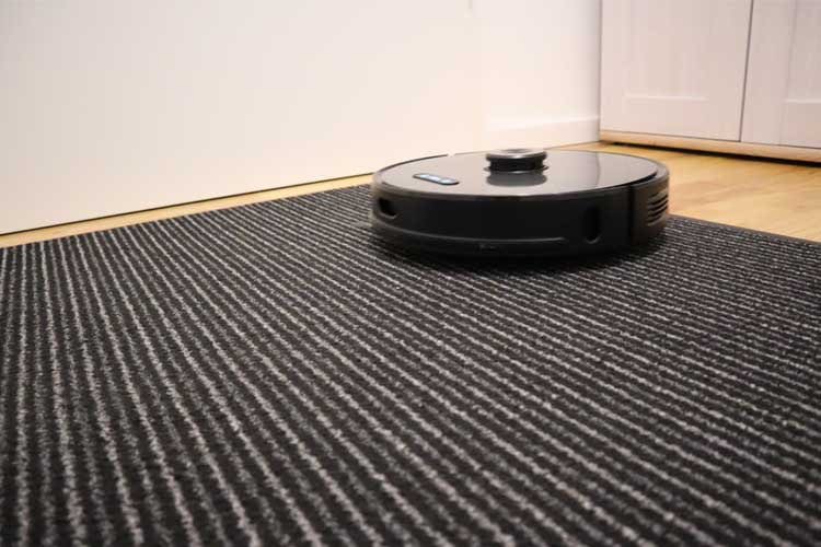 Befinden sich dunkle Teppiche in der Wohnung, sollte der Saugroboter diese nicht als Abgründe erkennen