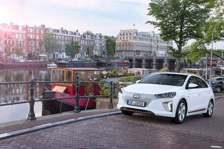Der Hyundai IONIQ ist ein begehrtes Elektroauto, das die Umwelt schont und gut aussieht 