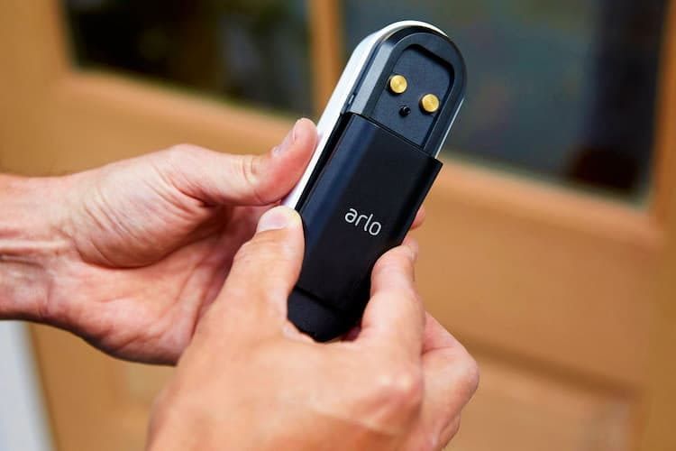 Dank des praktischen Akkus kann die Arlo Essential Video-Türsprechanlage, neben der festen Installation durch einen Fachmann, auch vom Anwender selbst montiert werden.