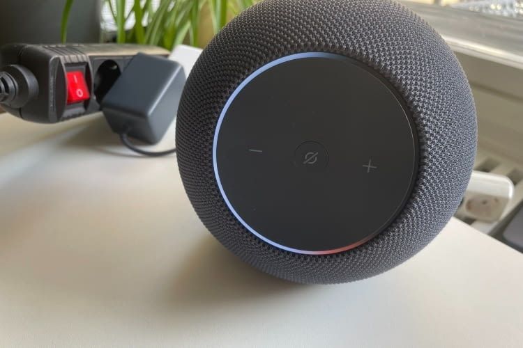 Wird die Lautstärke des Echo Studio angepasst, leuchtet der Ring weiß