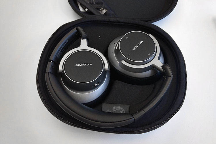 Die Anker Soundcore Space NC Bluetooth-Kopfhörer lassen sich zusammengefaltet platzsparend transportieren