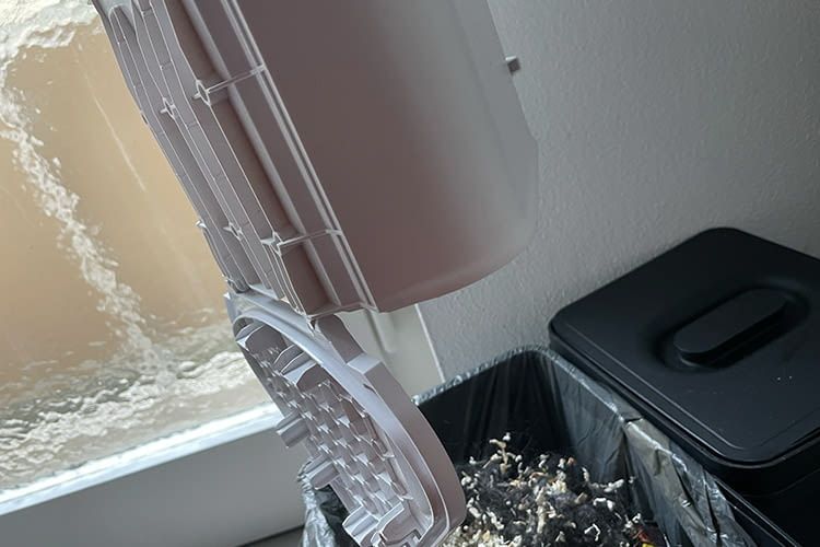 Die Entleerung des 2 Liter Staubbehälters findet durch einen Klick statt und ist selten notwendig
