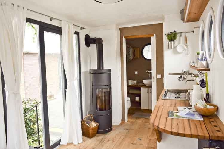 Helle Küchenzeile und ein separates Bad - auch ein Tiny House braucht ein Minimum an Luxus