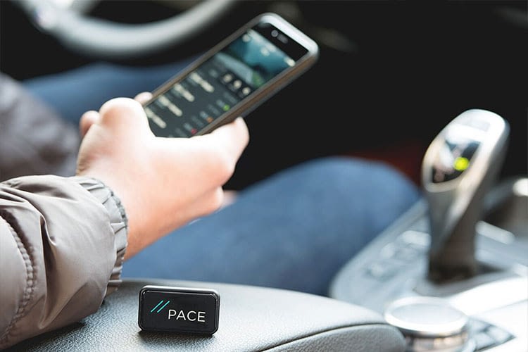 Der kleine PACE-Adapter erweitert das reguläre Auto um smarte Funktionen