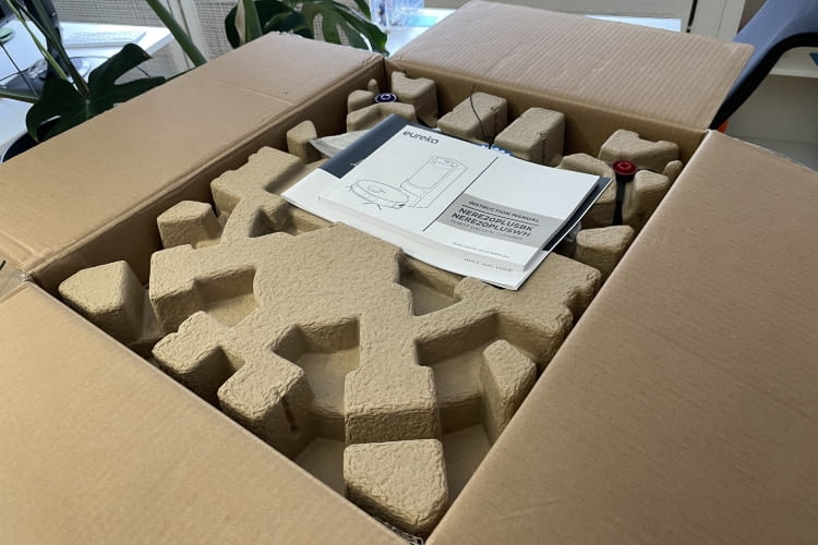 Die Verpackung des Eureka Saugroboters bestand vorbildlich aus wenig Plastik