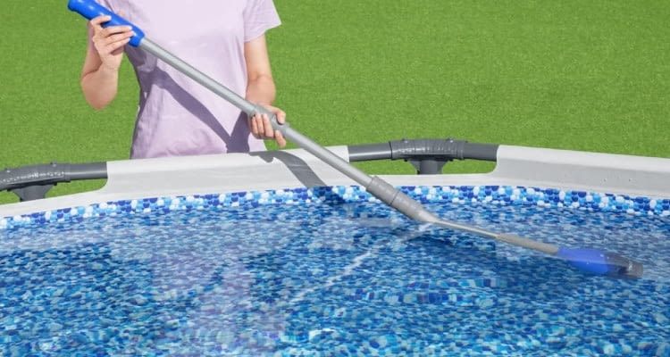Der Akku-Poolsauger von Bestway ist super günstig und für einige Aufstellbecken die beste Wahl
