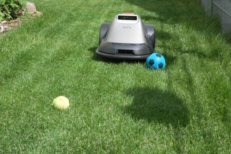 Auch kleine Hindernisse erkannte der E18, nur mit dem Tennisball hatte er ab und an Probleme