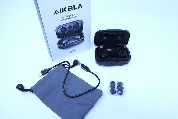 Der Lieferumfang der AIKELA In-Ears umfasst zusätzlich drei Ersatz-Aufsätze, ein USB-C Ladegabel und eine kleine Aufbewahrungstasche