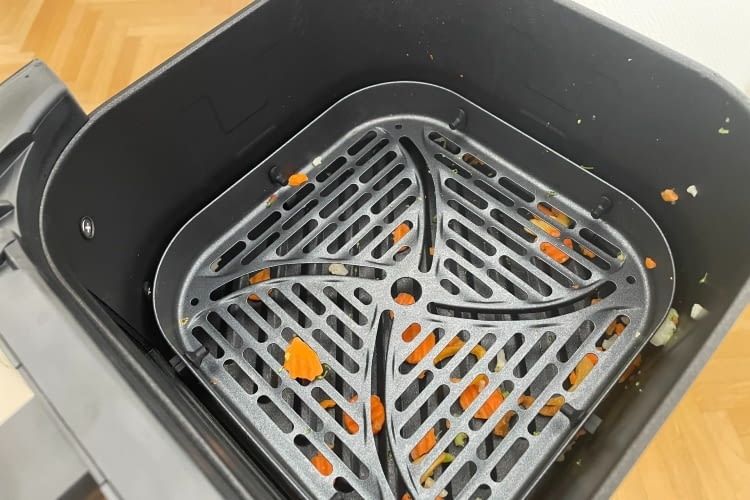 Kleinere Lebensmittel verfangen sich gern unter dem Frittiergitter