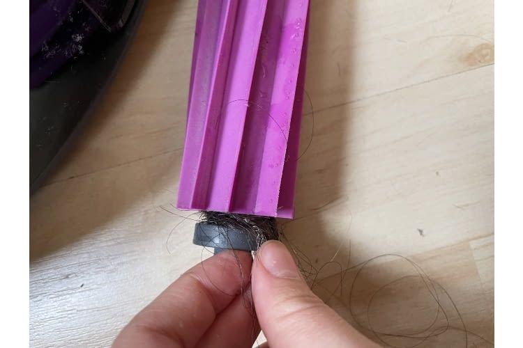Die Gummirolle sollte jede Woche von Haaren befreit werden
