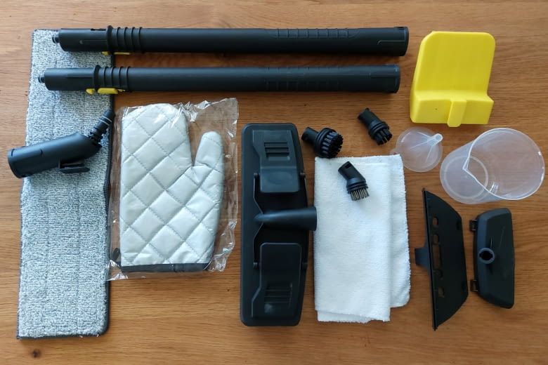Unser Test-Dampfmopp brachte u.a. für Teppiche und Fenster viel Zubehör mit