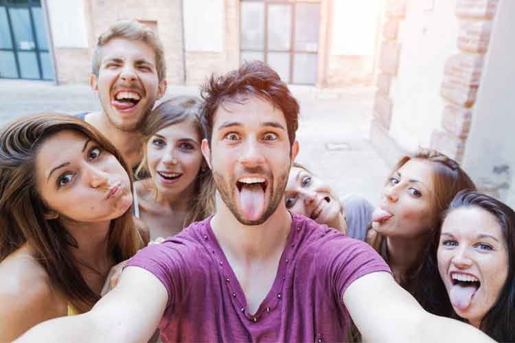 Mit Sprachbefehlen lassen sich Selfies und Urlaubsfotos schnell wiederfinden