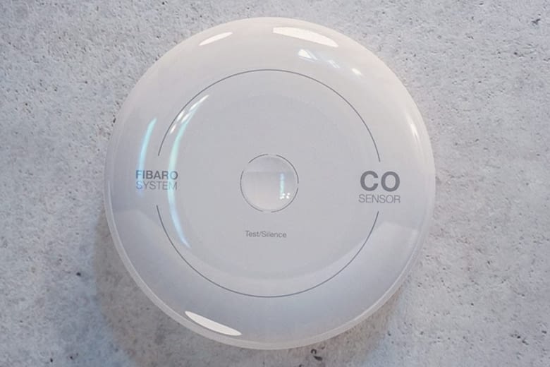 Mit 85 db-lauten Alarm und blinkender LED warnt der Fibaro CO Sensor vor gefährlichem Kohlenmonoxid