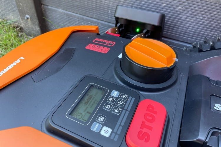 Die Worx Oberseite mit Display, Bedienfeld, Stop-Taste und Mähhöenrad