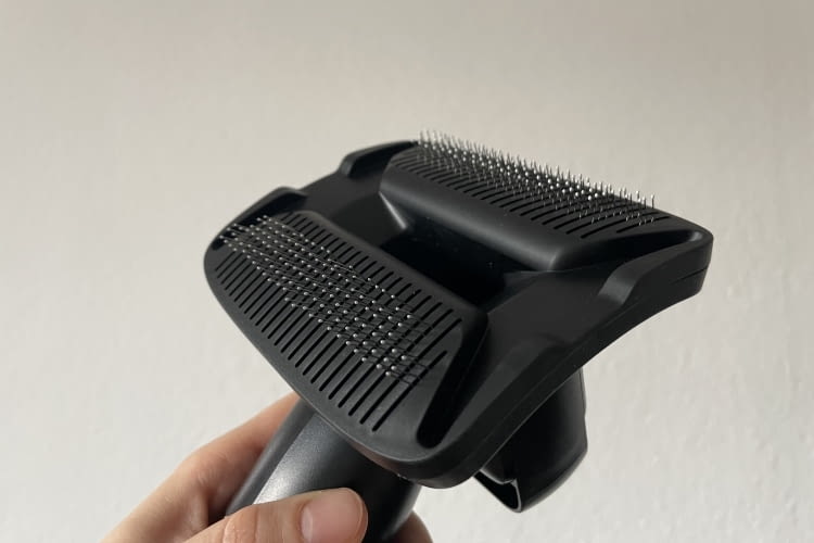 Der Dreame Z30 wird mit Entfilzungswerkzeug für Tierhaare geliefert
