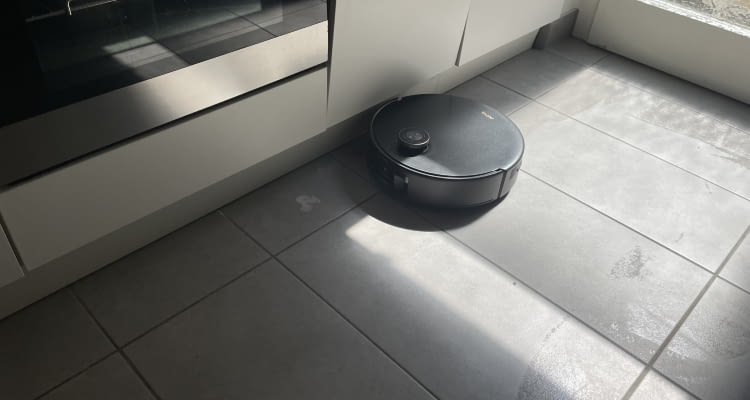 Der Mova Z60 Ultra Roller Complete wischt mit heißem Wasser