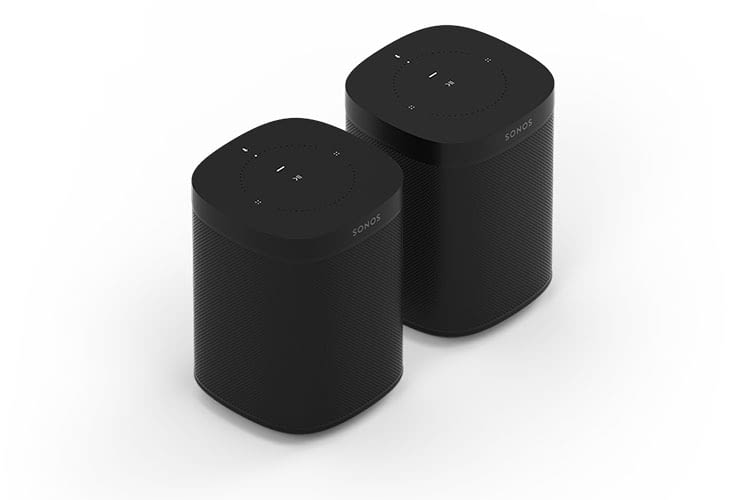 Zwei Sonos One Smart Lautsprecher lassen sich zu einem Stereo-Paar koppeln
