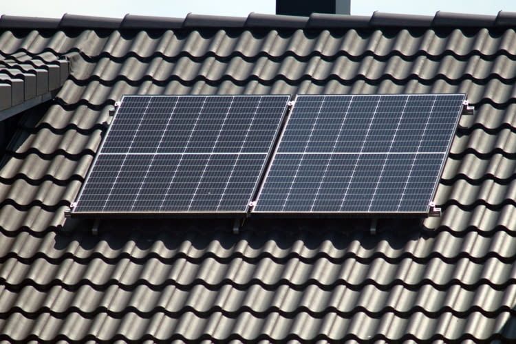 Laien sollten besser nicht aufs Dach klettern, um dort Module zu montieren