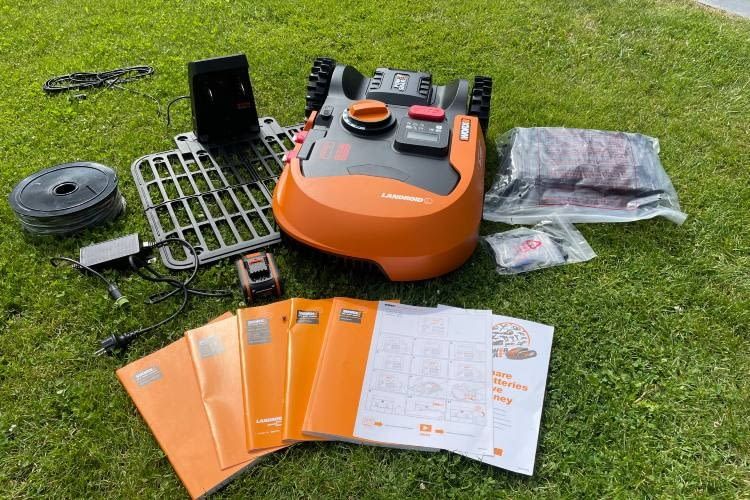 Der Worx kommt mit viel Zubehör und viel Lektüre