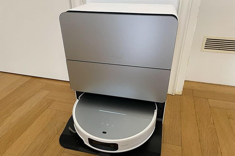 Der Roborock Saros 10 bringt die modernste Station im Saugroboter Test mit