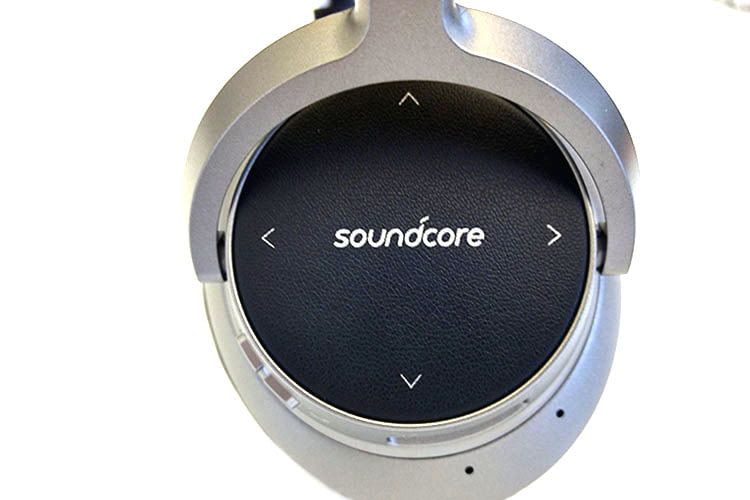Die Navigation durch die Musik-Playlists beim Anker Soundcore Space NC A3021 erfolgt bequem über Touchfeld-Bedienung