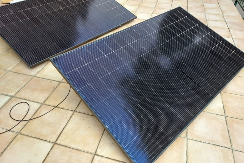 Diese zwei Module stehen bei uns aktuell auf der Büro-Terrasse