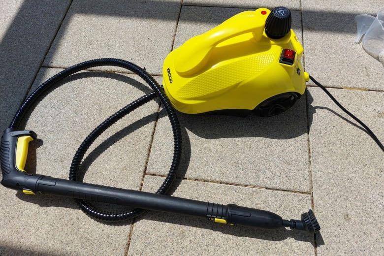 In unserem Dampfreiniger Test nutzten  wir u.a. eine Verlängerungsstange