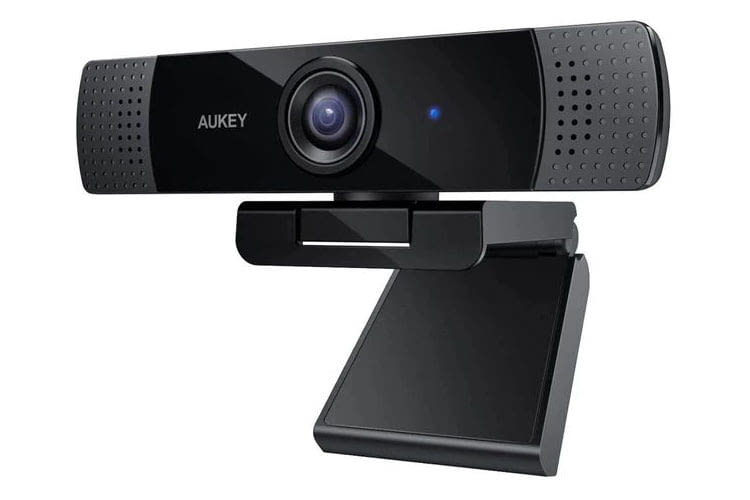 Die AUKEY PC-LM1E Webcam bietet eine Fixfokus CMOS-Linse und zwei Mikrofone