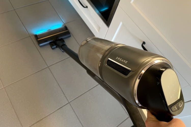 Die grüne LED-Beleuchtung des Dreame Z30 hilft beim gründlichen Saugen