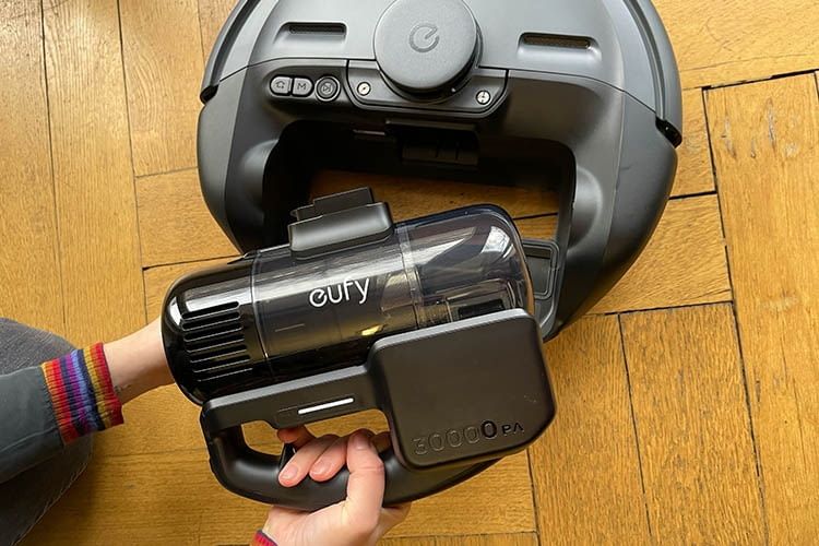 Der eufy E20 ist ein Saugroboter ohne Wischfunktion, den man zum Akkusauger umbauen kann