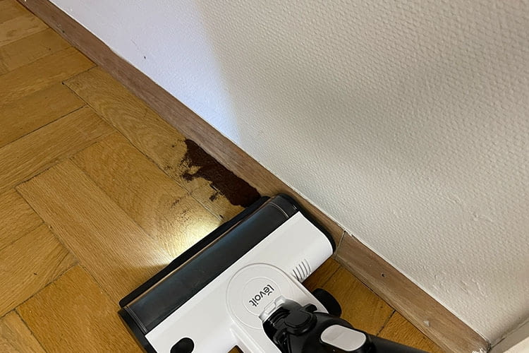 In der Kantenreinigung auf Hartböden überzeugte LVAC 200