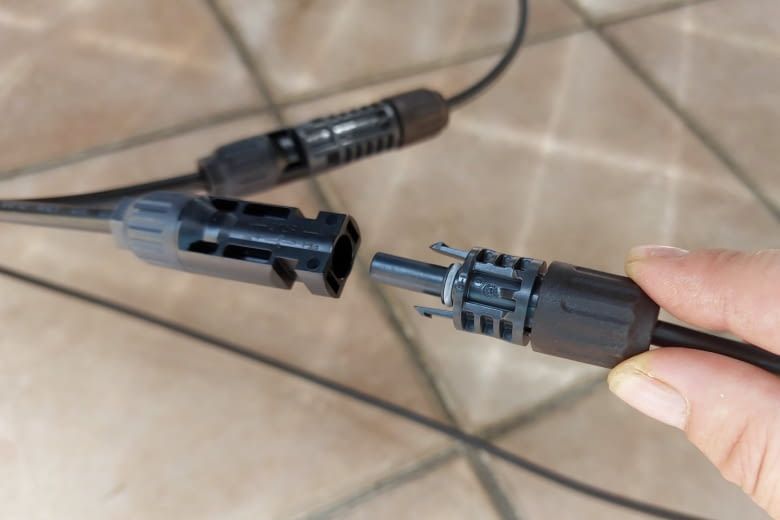 Üblicherweise erfolgt der Solarmodulanschluss über solche MC4-Stecker