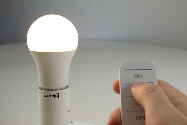 Mit der LSC Smart Connect Fernbedienung lassen sich grundlegende Lampenfunktionen per Knopfdruck steuern