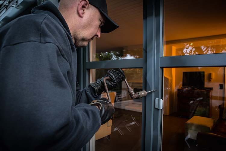 Der Einbruchschutz von Terassentüren, Haustüren und Fenster kann durch entsprechende Fenster- oder Türriegel enorm erhöht werden