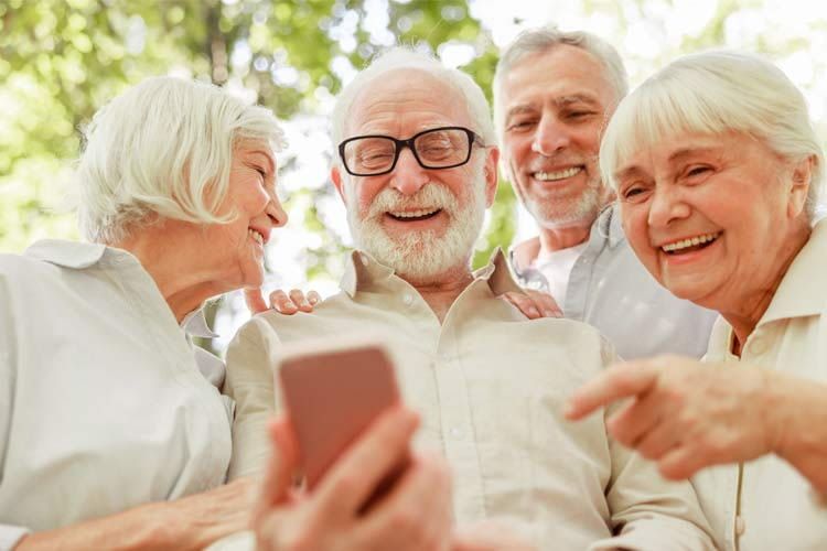 Mit einem modernen Handy können Senioren z. B. Fotos per WhatsApp verschicken