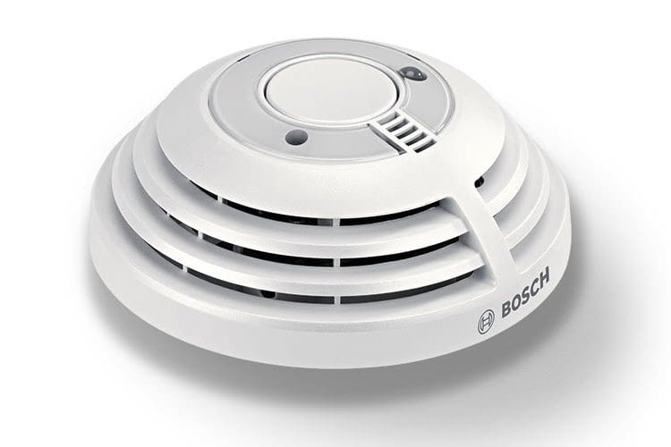 Der Bosch Smart Home Rauchwarnmelder dient auch als Sirene bei Einbrüchen und stellt im Notfall eine Notbeleuchtung zur Verfügung